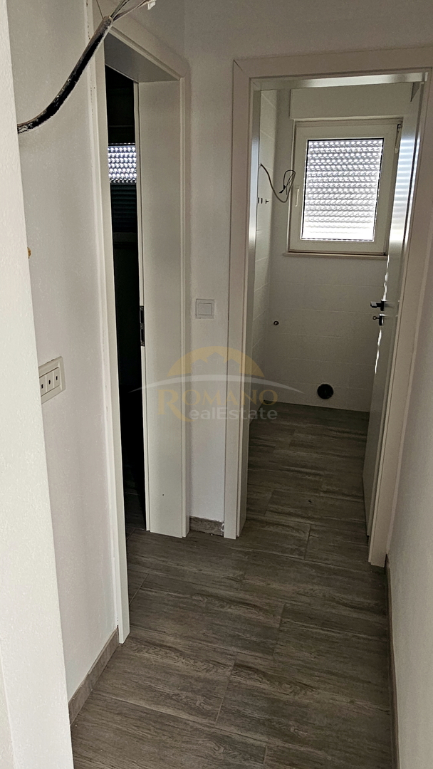 Appartamento trilocale a Okrug Gornji/Čiovo con ampia terrazza, garage e vista mare